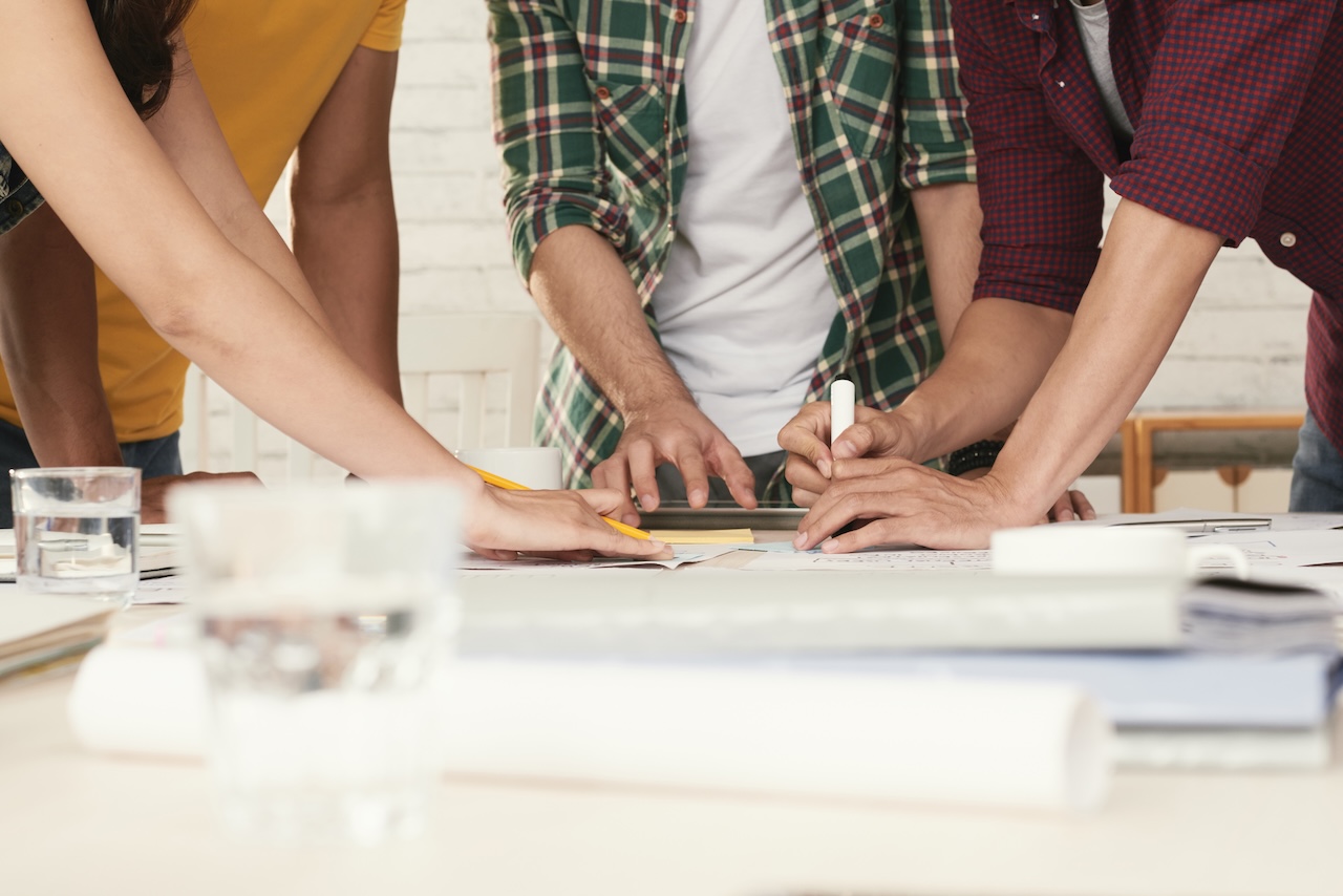 Professionisti collaborano su un progetto tecnico, concetto chiave nel flusso BIM con il supporto del formato BCF.