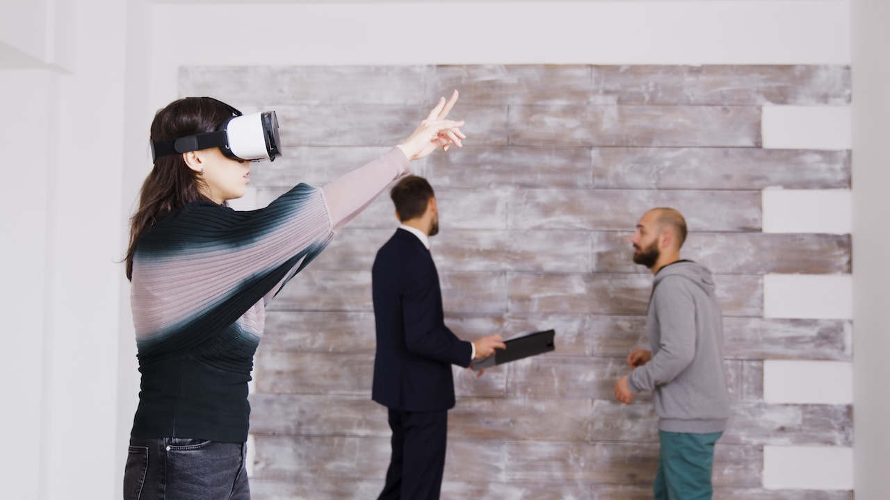 Professionista con visore VR durante la visualizzazione immersiva di un progetto edilizio digitale