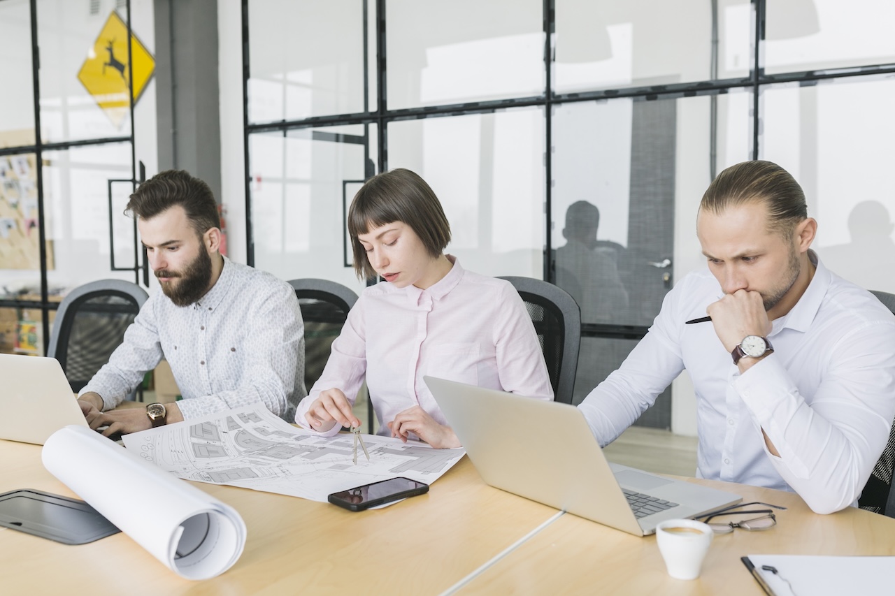 Team di progettazione impegnato in un progetto BIM collaborativo, rappresentativo delle nuove esigenze di certificazione BIM 2025