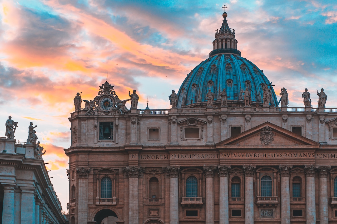 Facciata e cupola della Basilica di San Pietro al tramonto, simbolo del restauro digitale e della conservazione del patrimonio