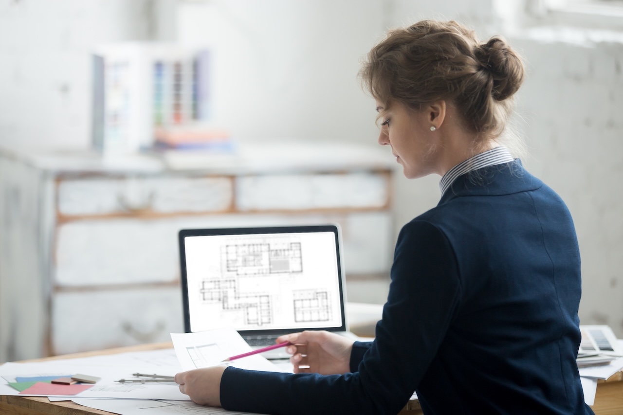 Esperto AEC al lavoro su planimetrie digitali, concetto di coordinamento BIM con Navisworks 2026
