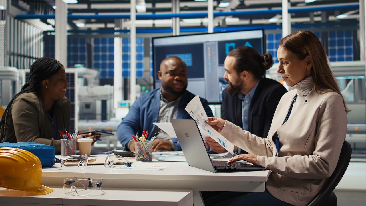 Professionisti in ufficio tecnico discutono la progettazione con metodologia BIM, in un contesto legato all’obbligo negli appalti pubblici del 2025.
